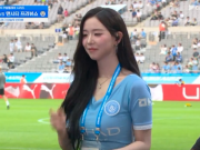韩国女星金采嬿身穿曼城球衣出现在场边，还模仿了李昇祐庆祝