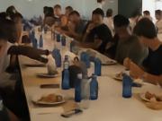 记者：穆帅要求皇马全队每天留在基地集中用餐，以增强团队凝聚力