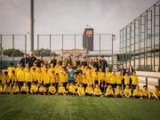 世体：加维接待探访巴萨的60名澳洲小球员，并与他们合影留念