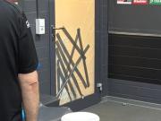 有些失态,降级后狼堡球员贝洛西安砸坏了帕德博恩主场更衣室的门