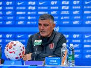  3月14日下午，成都蓉城队主教练约翰·阿洛伊西和...