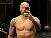 48岁亨利社媒晒自拍照，大秀壮硕身材