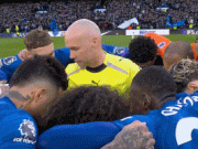 何意味？切尔西开场前在裁判身边围成一圈，后者和帕尔默对视