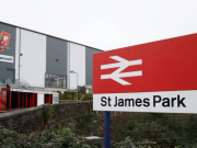 巴萨球迷闹乌龙：从英冠到欧冠，两个圣詹姆斯公园天差地别