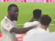 吕迪格庆祝居莱尔进球时拍打皮塔奇头部，导致小将身体一晃