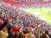 老特拉福德球迷唱“卡塞米罗再待一年吧”，球员妻子致谢