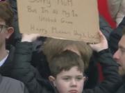  和母亲节冲突，小球迷举牌：抱歉妈妈，但我是首次现场看曼联