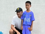 Beijing Daily: World Cup referee Fu Ming appeared at the Hundred Teams Cup event, taking photos and signing autographs with children.