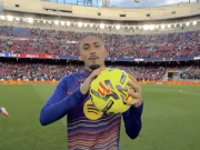 巴萨生涯第三次戴帽，拉菲尼亚赛后带走比赛用球