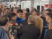 巴萨球员抵达投票现场，并与拉波尔塔一起庆祝比赛胜利