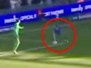 孩子般的错误！英冠后卫活球状态下手球送点，队友直挠后脑勺