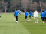  跟队：埃斯特旺参加了切尔西的公开训练，里斯、约恩森缺席