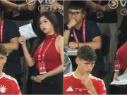 拜仁vs维拉香港行比赛期间，主持人郑杞瑶红衣造型引网友热议