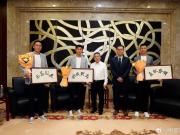 足协为马宁、傅明和周飞壮行，并送上带三人姓氏的书法作品