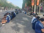 香榭丽舍封路，球迷手机看巴黎圣日耳曼战阿森纳