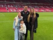 卡塞米罗晒老特拉福德全家福：正在享受当下每一刻❤️