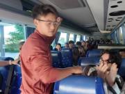 停赛无法登场，王霜在球队大巴上鼓舞队友：享受比赛，加油