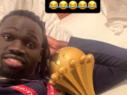  回击非足联，塞内加尔中场西斯社媒晒出非洲杯冠军奖杯与奖牌