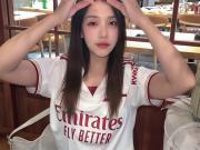 吃点好的！阿森纳小姐姐庆祝枪手晋级下一轮欧冠！