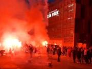 开始炸街，大量加拉塔萨雷球迷在利物浦街头燃放焰火