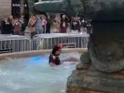 大战在即，纽卡球迷在巴塞罗那街头开大脚、喷泉池里“泡澡”